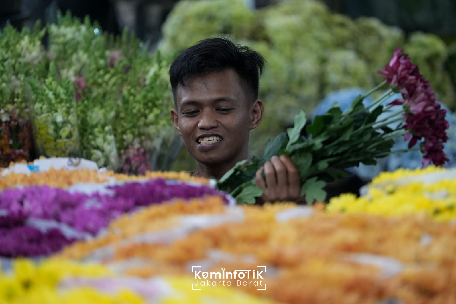 Berburu Bunga di Pasar Rawabelong