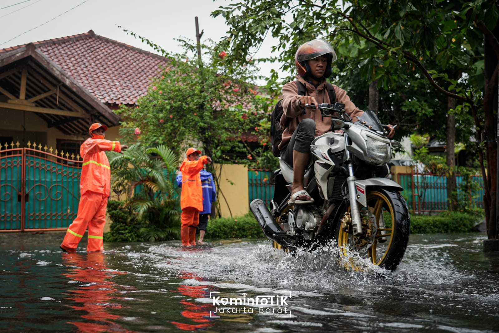 Di Balik Derasnya Arus