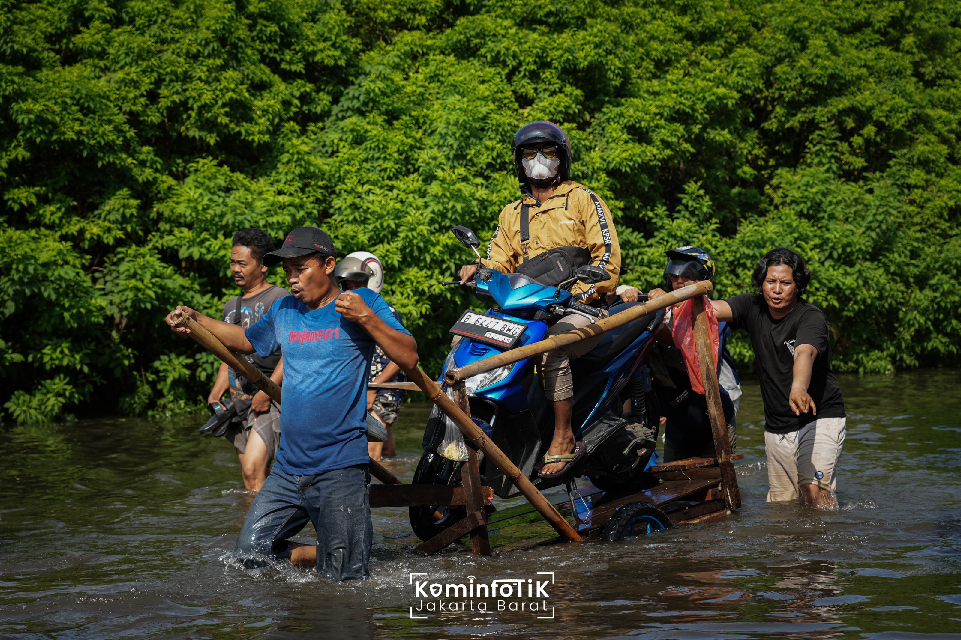 Gotong Royong Mengatur Lalu Lintas Saat Banjir