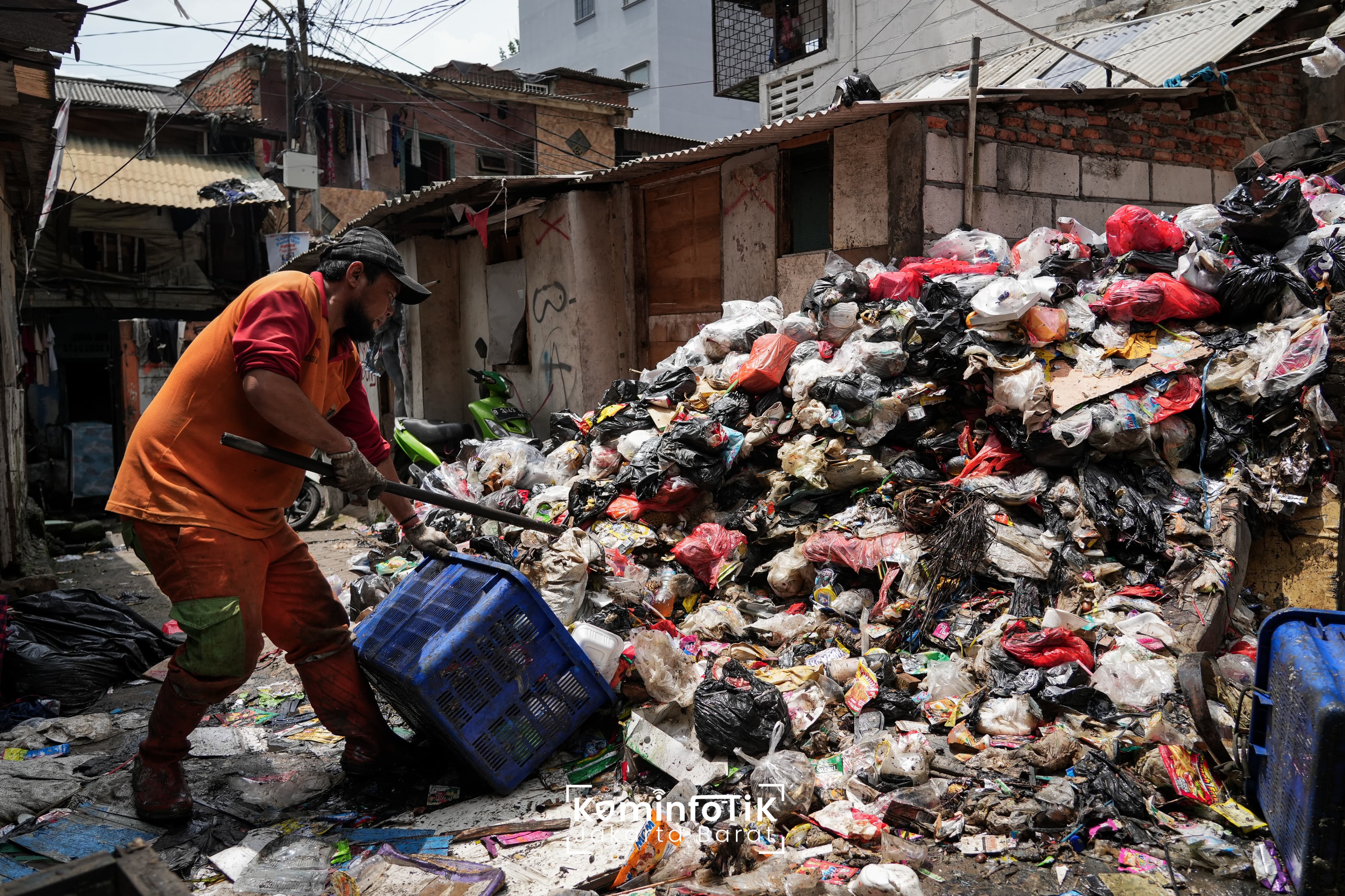Ada Pengabdian di Antara Sampah